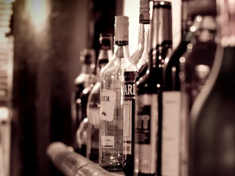 Flaschen und Gläser an der Bar des Mount Lavinia